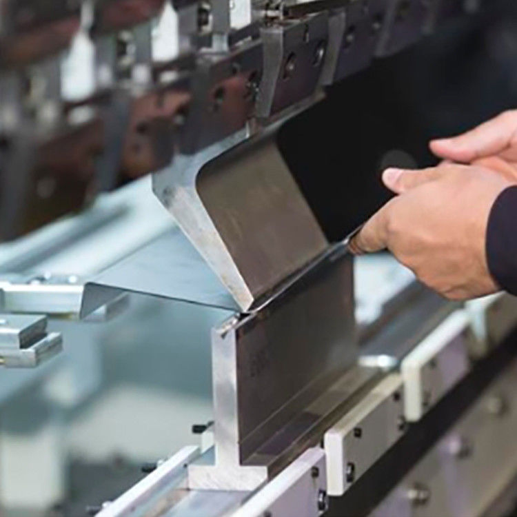Productie van metaalplaten voor de medische industrie.